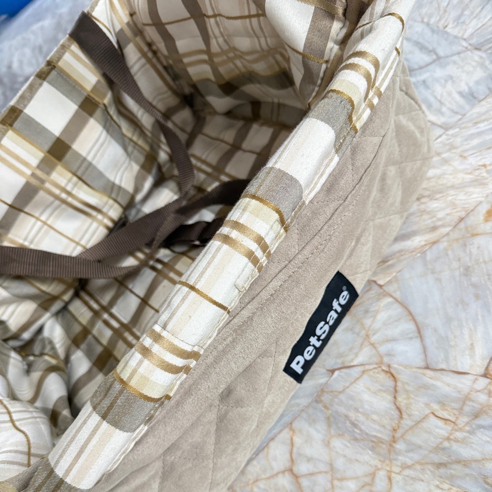 PetSafe Beige and Cream Plaid Quilted Pet Bed